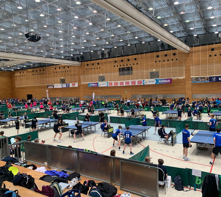 Foto des Horst-Kober-Sportzentrums in Berlin, in dem viele Jugendliche an etlichen Tischtennisplatten Partien austragen