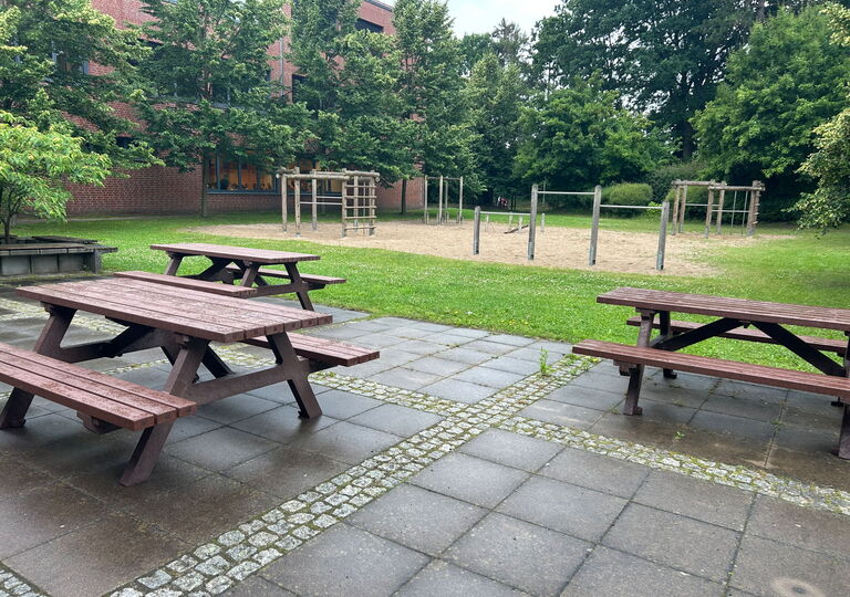 Drei Picknicktische auf dem Schulhof