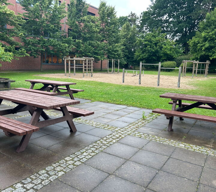 Drei Picknicktische auf dem Schulhof