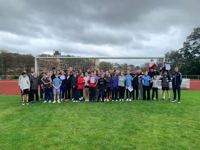 Gruppenfoto der Teilnehmenden am Kreisschulsportfest 2025 in Geesthacht