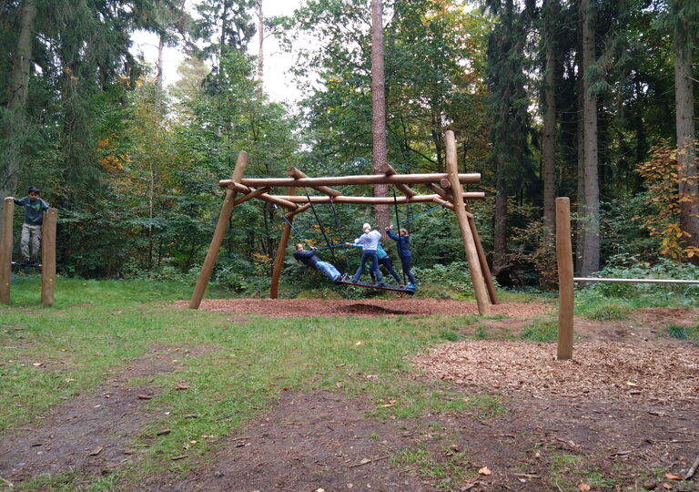 Schüler schaukeln auf dem Spielplatz