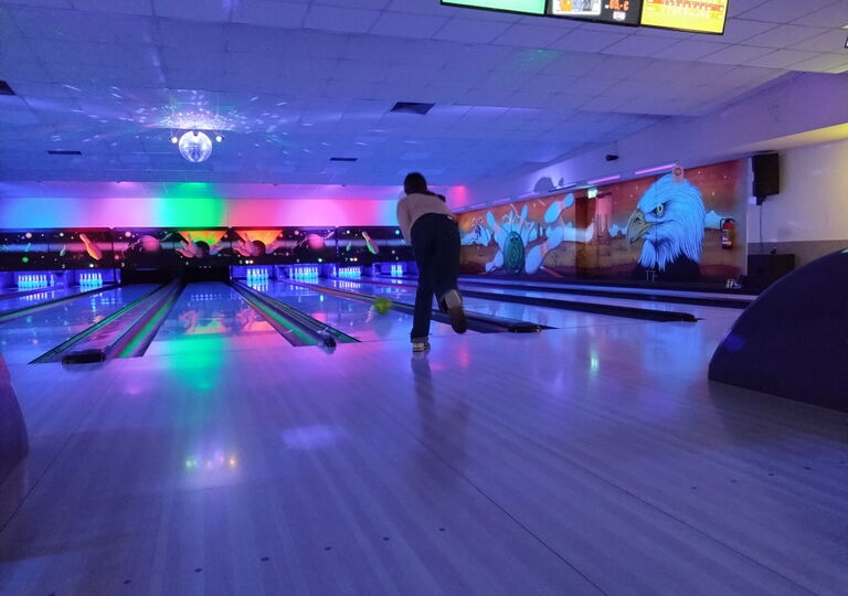 Schülerin wirft Bowlingkugel