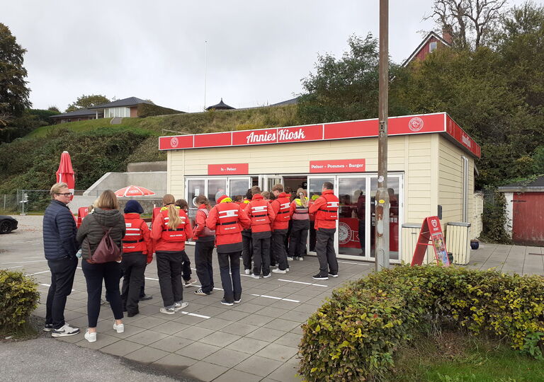 Schüler stehen an einem Kiosk an