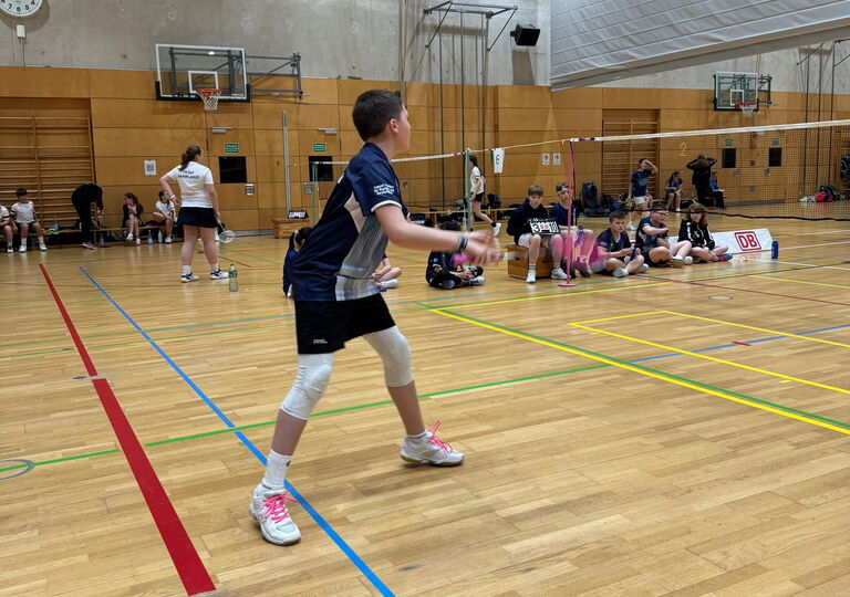 Ein Spieler spielt Badminton.