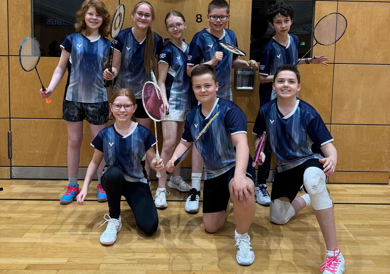 Mannschaftsfoto der Badminton-Mannschaft, bestehend aus acht Spielerinnen und Spielern