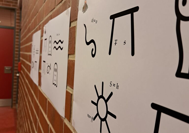 Symbole an einer Wand bei der langen Nacht der Antike