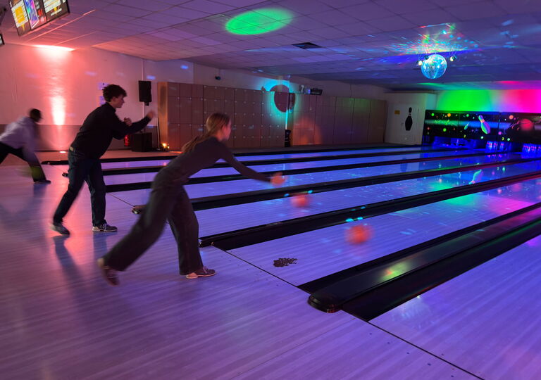 Bild mit mehreren Schülern, die gerade eine Bowlingkugel geworfen haben