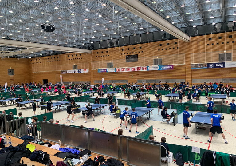 Foto des Horst-Kober-Sportzentrums in Berlin, in dem viele Jugendliche an etlichen Tischtennisplatten Partien austragen
