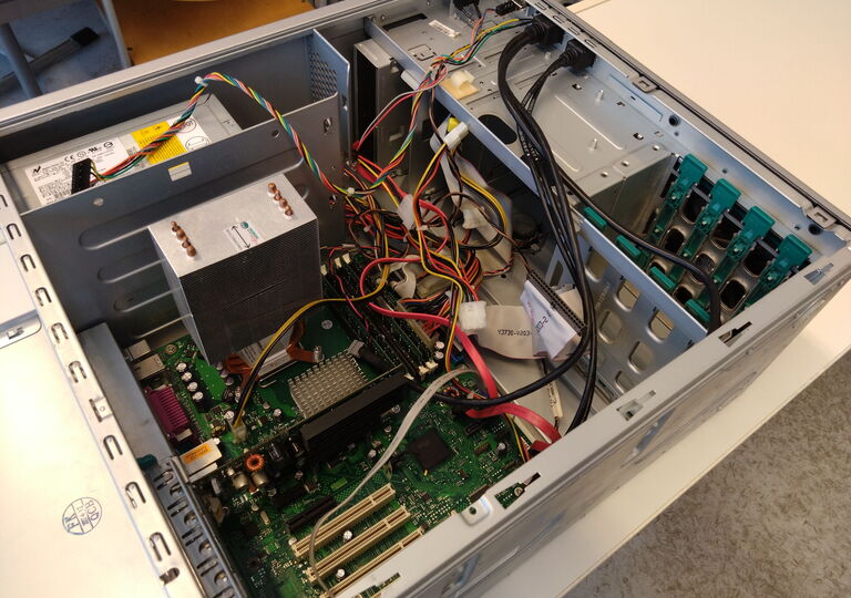 Bild eines aufgeschraubten Computers