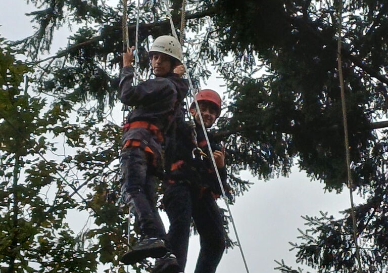 Zwei Schüler beim Klettern