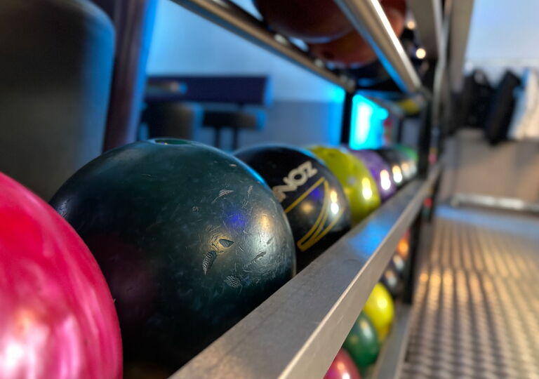Bild von bunten Bowlingkugeln