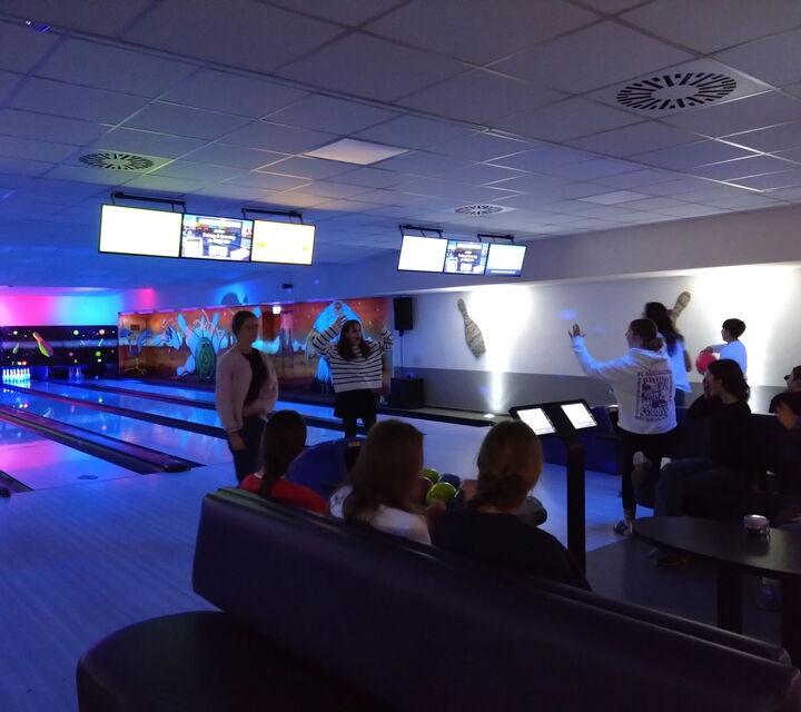 Schüler der 8d auf der Bowlingbahn