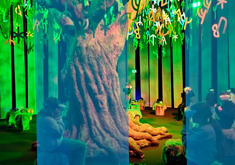 Schüler mit 3D-Brillen unter dem geheimnisvollen Baum