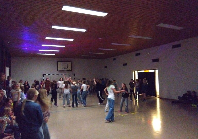 Schüler tanzen in der Sporthalle