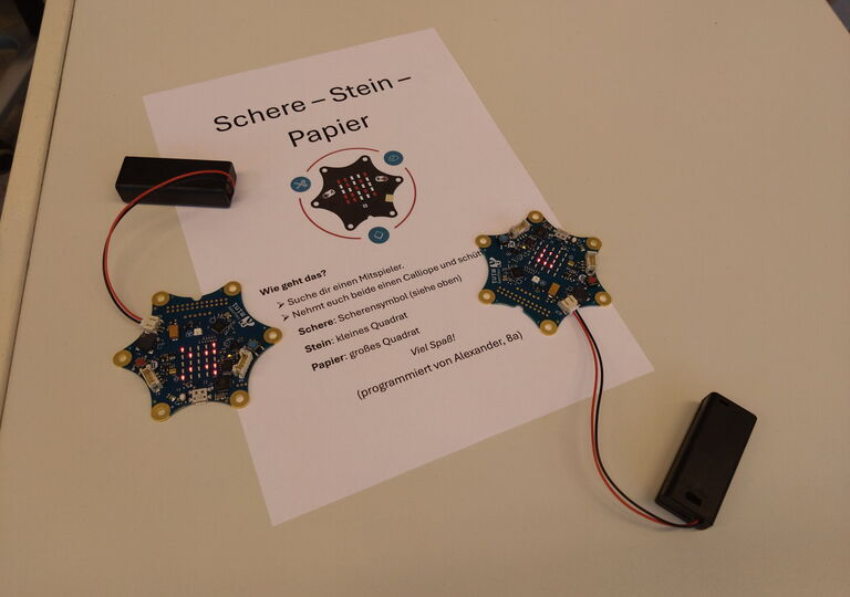 Bild von zwei Calliope minis programmiert mit Schere-Stein-Papier-Spiel