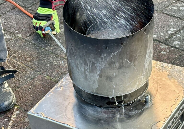 Feuer wird mit Wasser gelöscht.