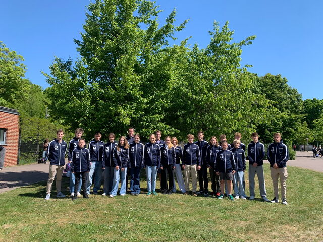 Mannschaftsfoto mit Sweatshirts für Jugend trainiert für Olympia in Berlin