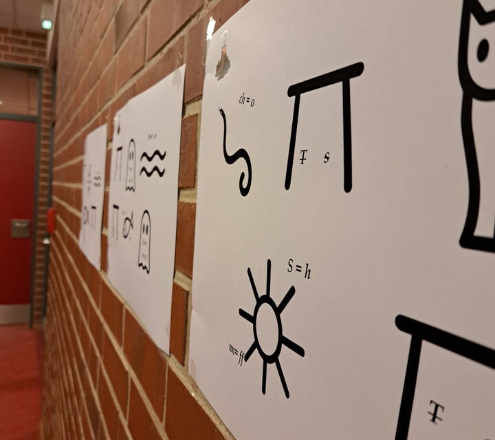 Symbole an einer Wand bei der langen Nacht der Antike