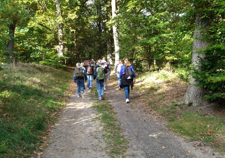 Schülergruppe beim Wandern