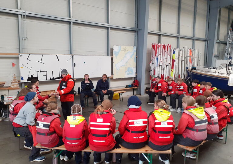 Schüler sitzen im Kreis