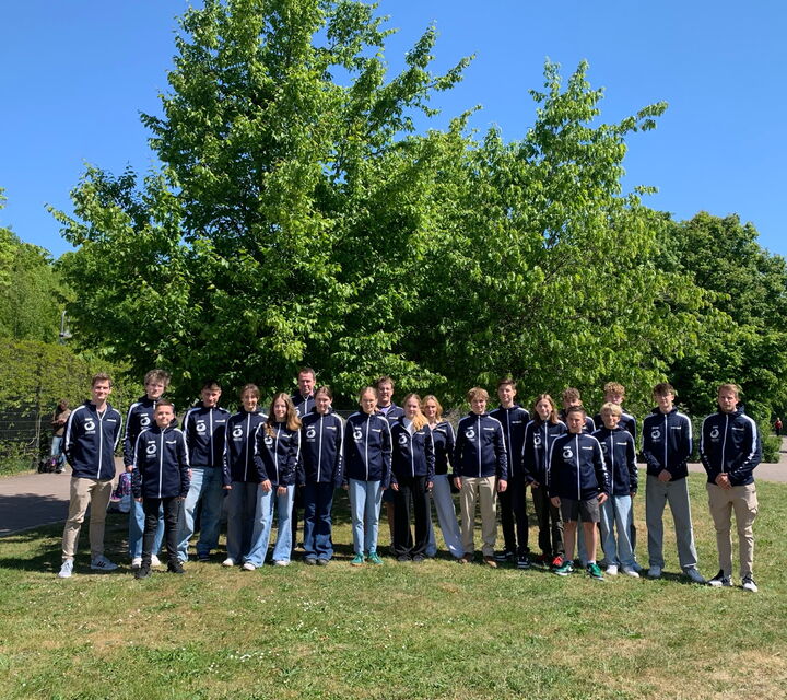 Mannschaftsfoto mit Sweatshirts für Jugend trainiert für Olympia in Berlin