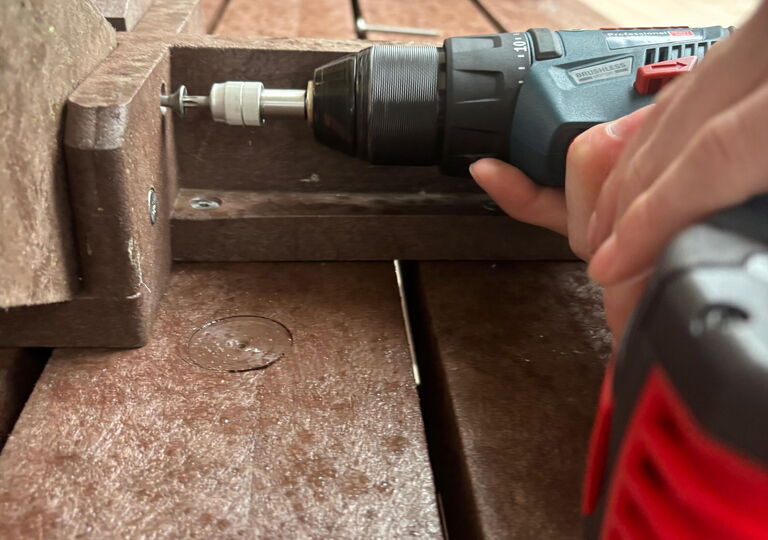 Ein Picknicktisch wird zusammengebaut