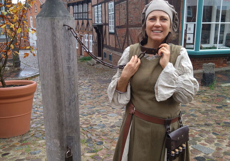 Die Frau des Apothekers steht am Pranger