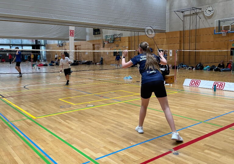 Foto zweier Spieler während eines Badmintonspiels