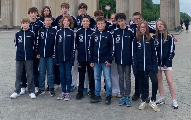 Foto der qualifizierten Schülerinnen und Schüler für Jugend trainiert für Olympia vor dem Brandenburger Tor in Berlin
