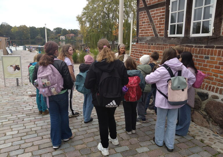 Bild von Schülern unterwegs mit der Frau des Apothekers