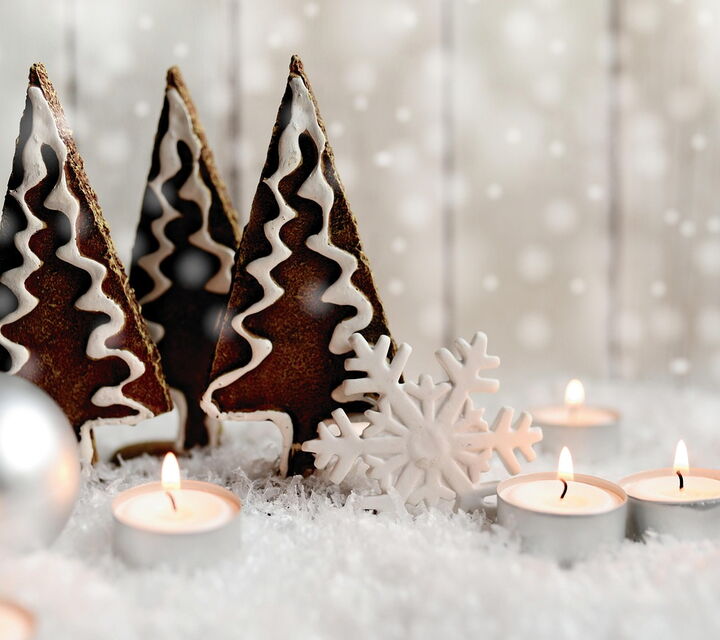 Weihnachtliches Bild mit drei Tannenbäumchen, Kunstschnee und Teelichten