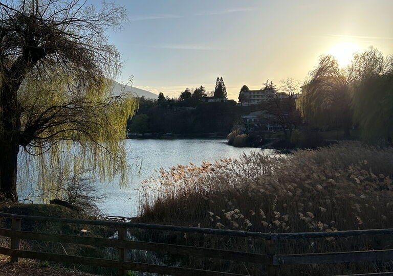 Blick auf einen See bei Sonnenuntergang