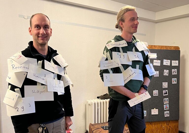 Zwei Teamer mit Zetteln beklebt