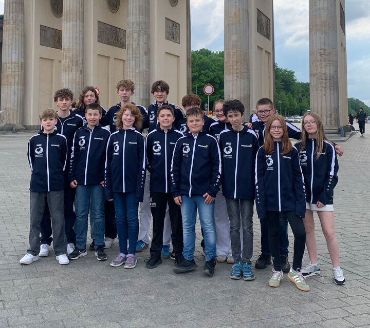 Foto der qualifizierten Schülerinnen und Schüler für Jugend trainiert für Olympia vor dem Brandenburger Tor in Berlin