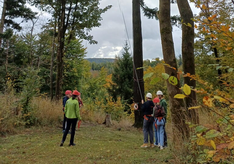 Schüler beim Klettern