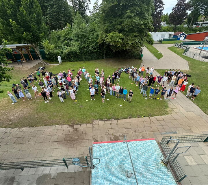 Schüler des 5. Jahrgangs formen klassenweise das Wort "Danke!"