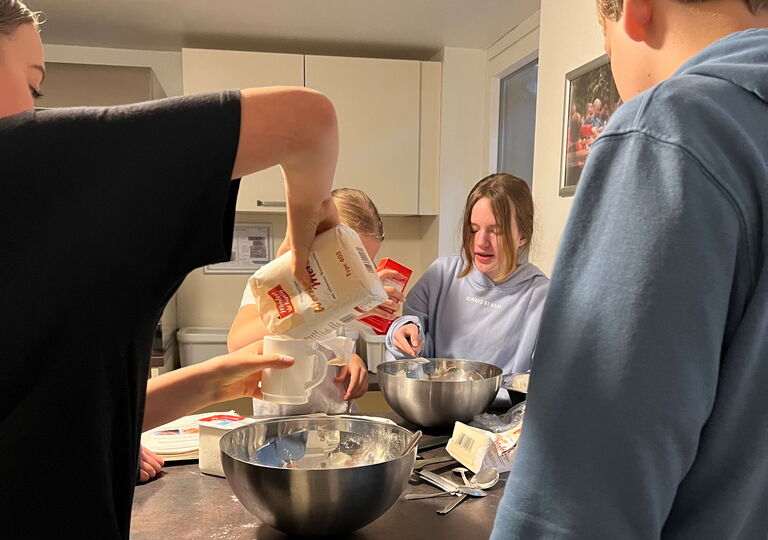 Schüler in der Küche beim Kochen