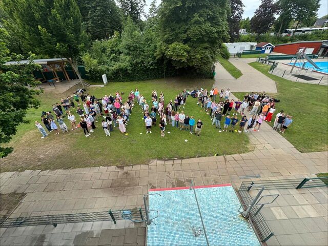Schüler des 5. Jahrgangs formen klassenweise das Wort "Danke!"