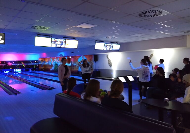 Schüler der 8d auf der Bowlingbahn