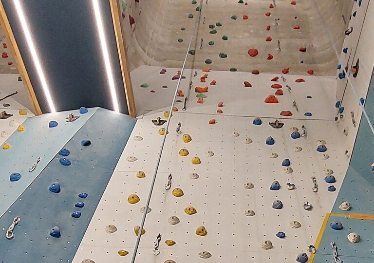 Ein Schüler sichert einen anderen Schüler an einer Kletterwand