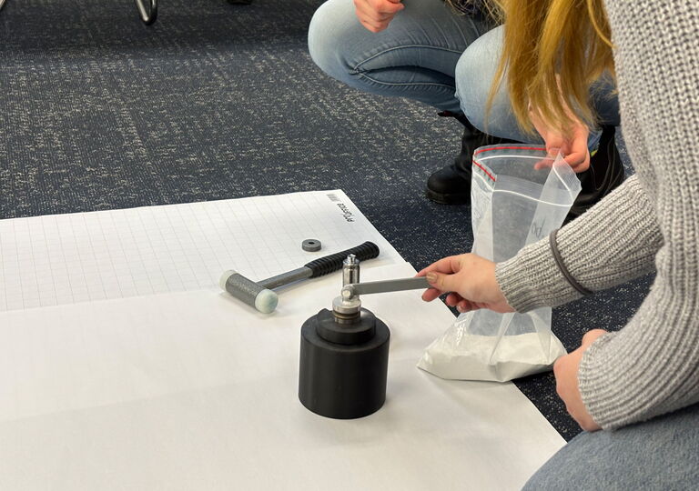 zwei Schülerinnen machen Experimente