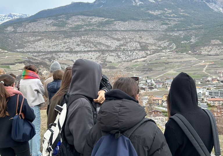 Eine Schülergruppe blickt auf die Schweizer Berge