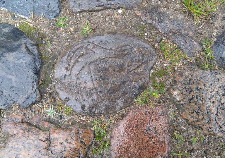 Pflasterstein mit dem Motiv von Till Eulenspiegel