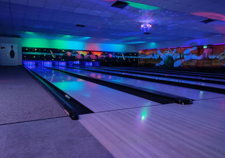 Bild einer leeren Bowlingbahn
