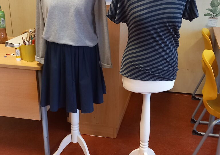 zwei Kleiderpuppen mit genähten Shirts und einem Rock