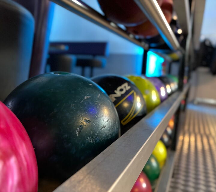 Bild von bunten Bowlingkugeln