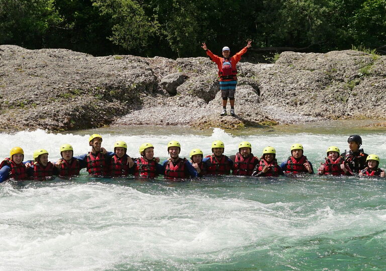 Die Q1d steht für ein Gruppenfoto komplett im Wasser. Alle tragen gelbe Helme.