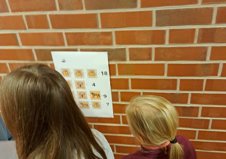 Zwei Schülerinnen entziffern Symbole