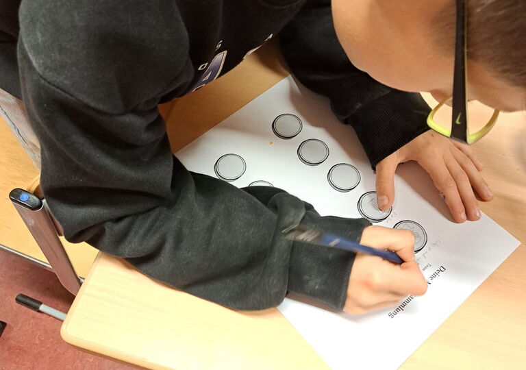 Schüler löst ein Rätsel