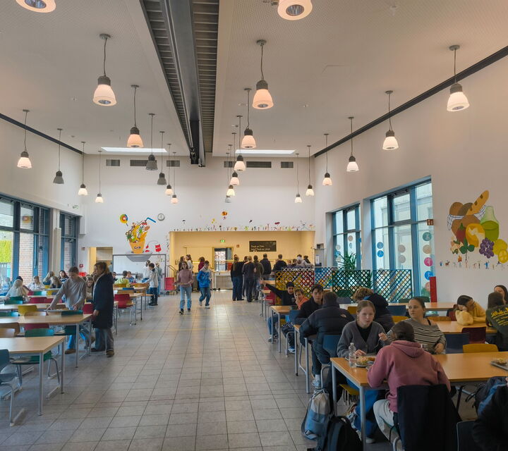 Blick in die Mensa und Schüler beim Essen